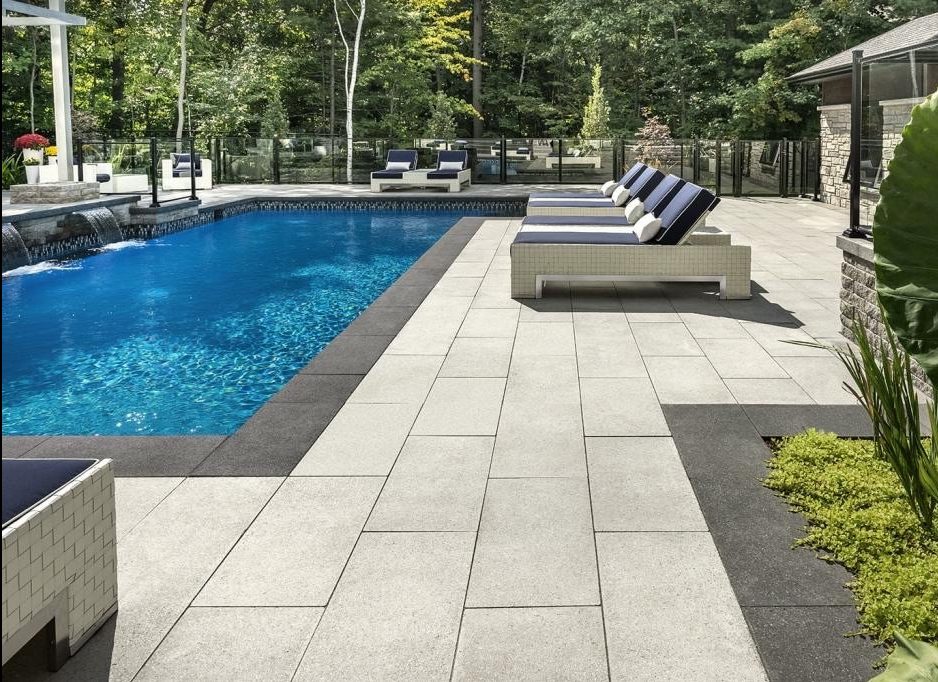 Aménagement de terrain résidentiel avec design paysager complet