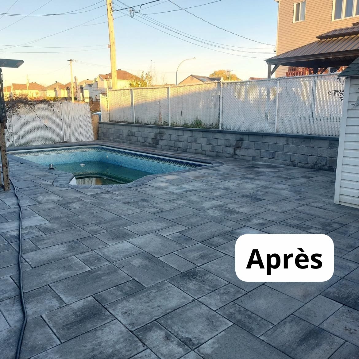 Pose de gazon en plaque pour aménagement paysager résidentiel