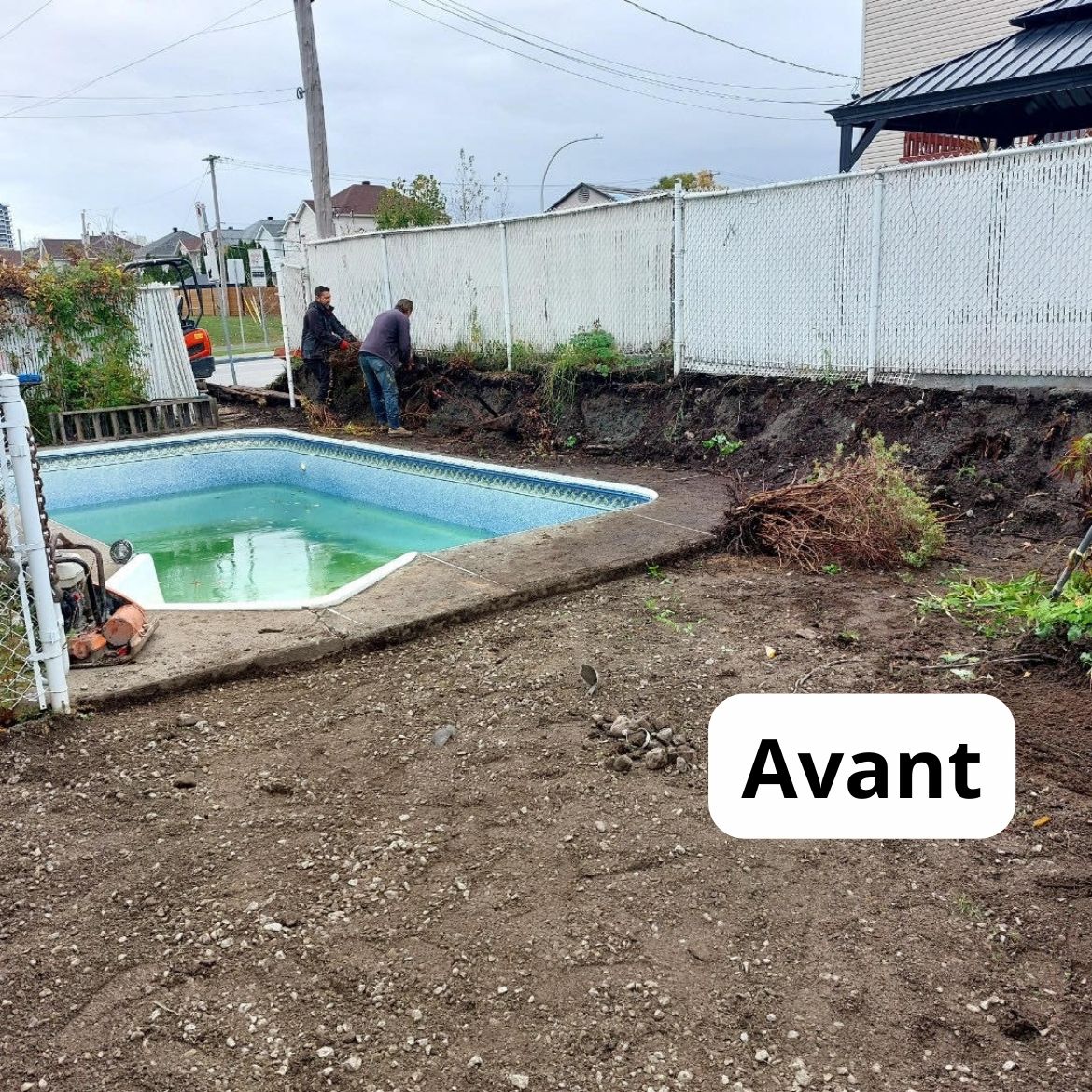 Installation de tourbe résidentielle avec gazon naturel et aménagement extérieur