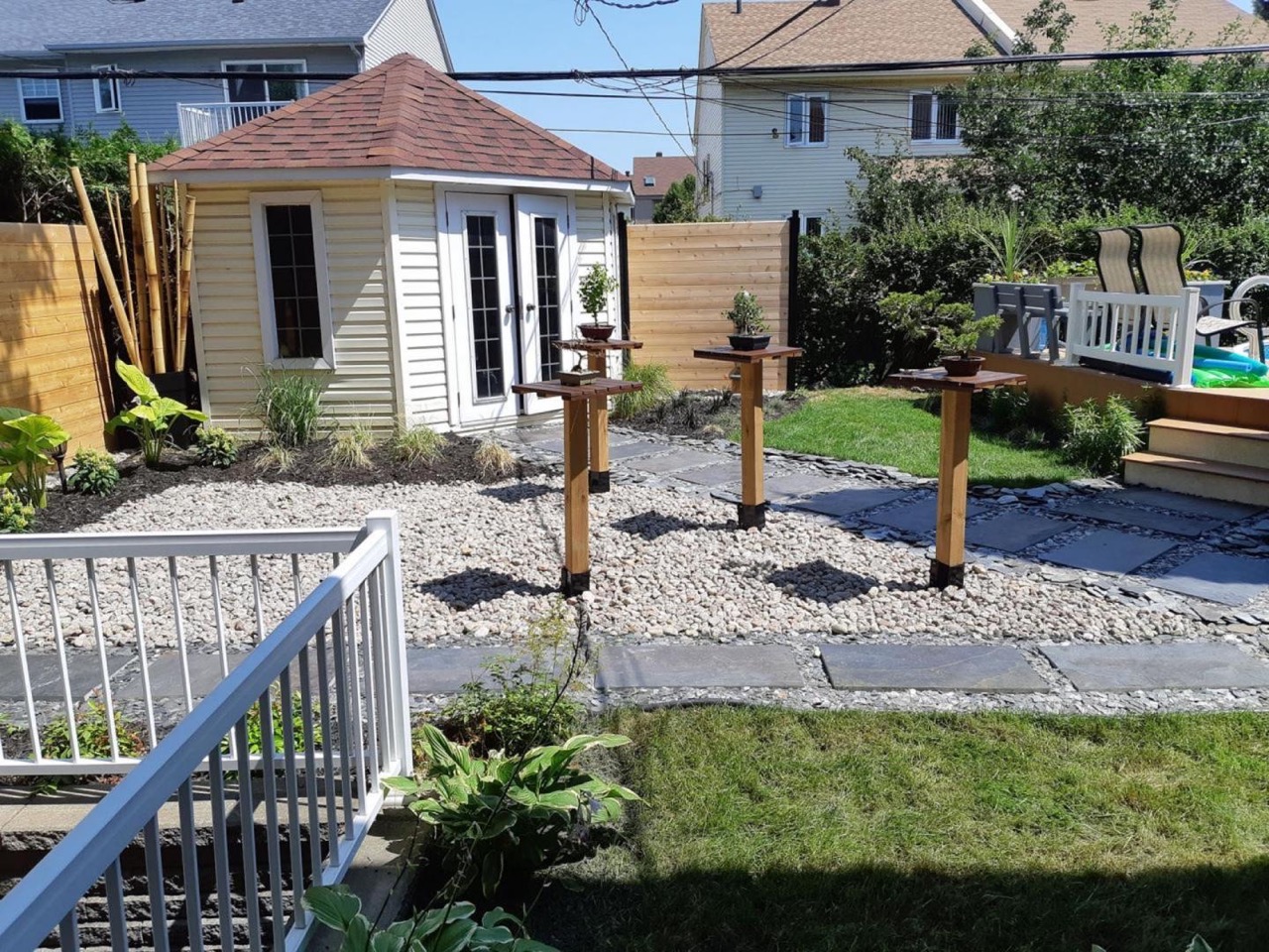 Patio en pavé uni avec design extérieur moderne et durable