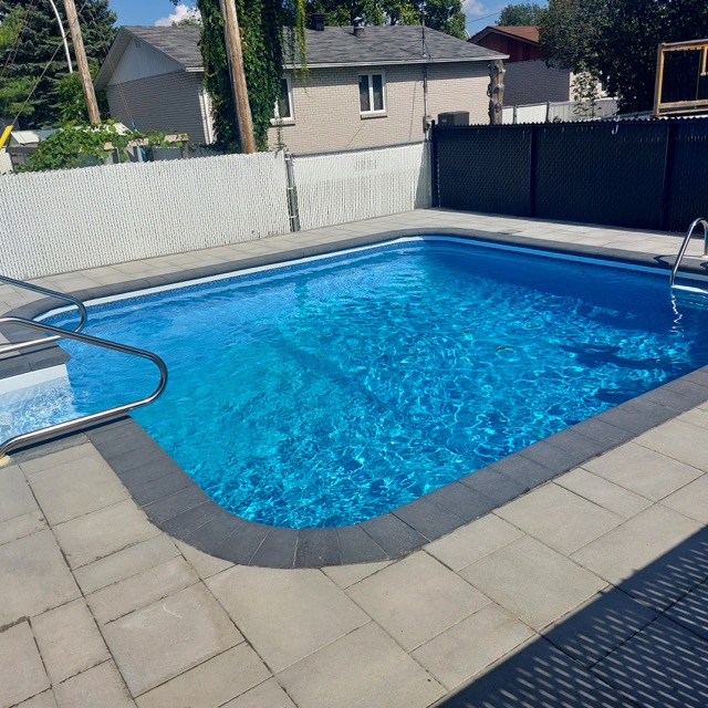 Aménagement de cour extérieure avec design paysager professionnel et moderne