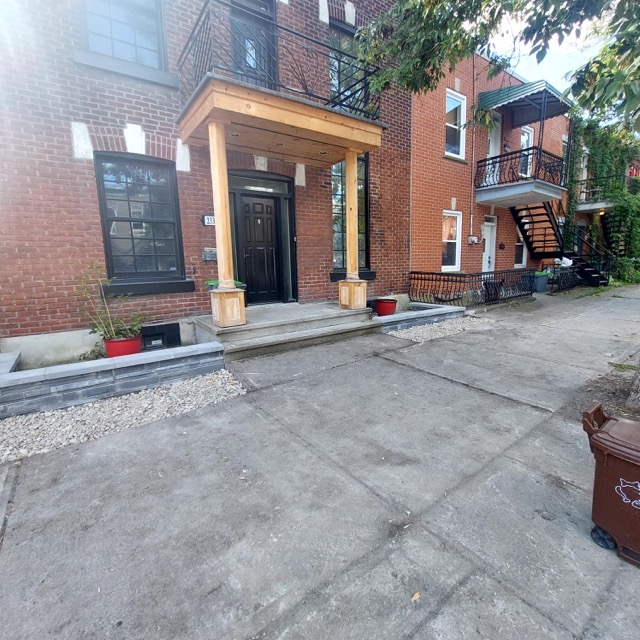 Bordure de pierre pour pavé uni et aménagement extérieur durable