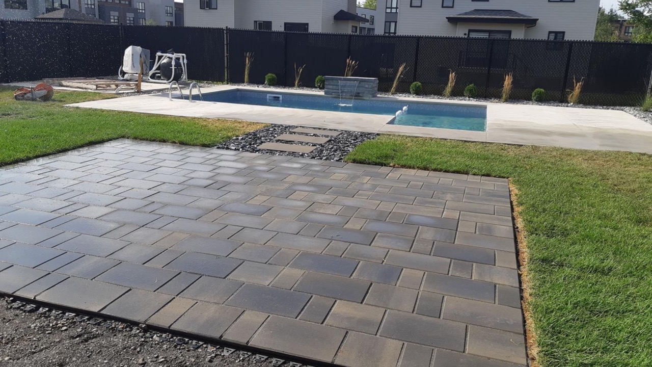 Aménagement de jardin moderne à Laval avec design paysager personnalisé