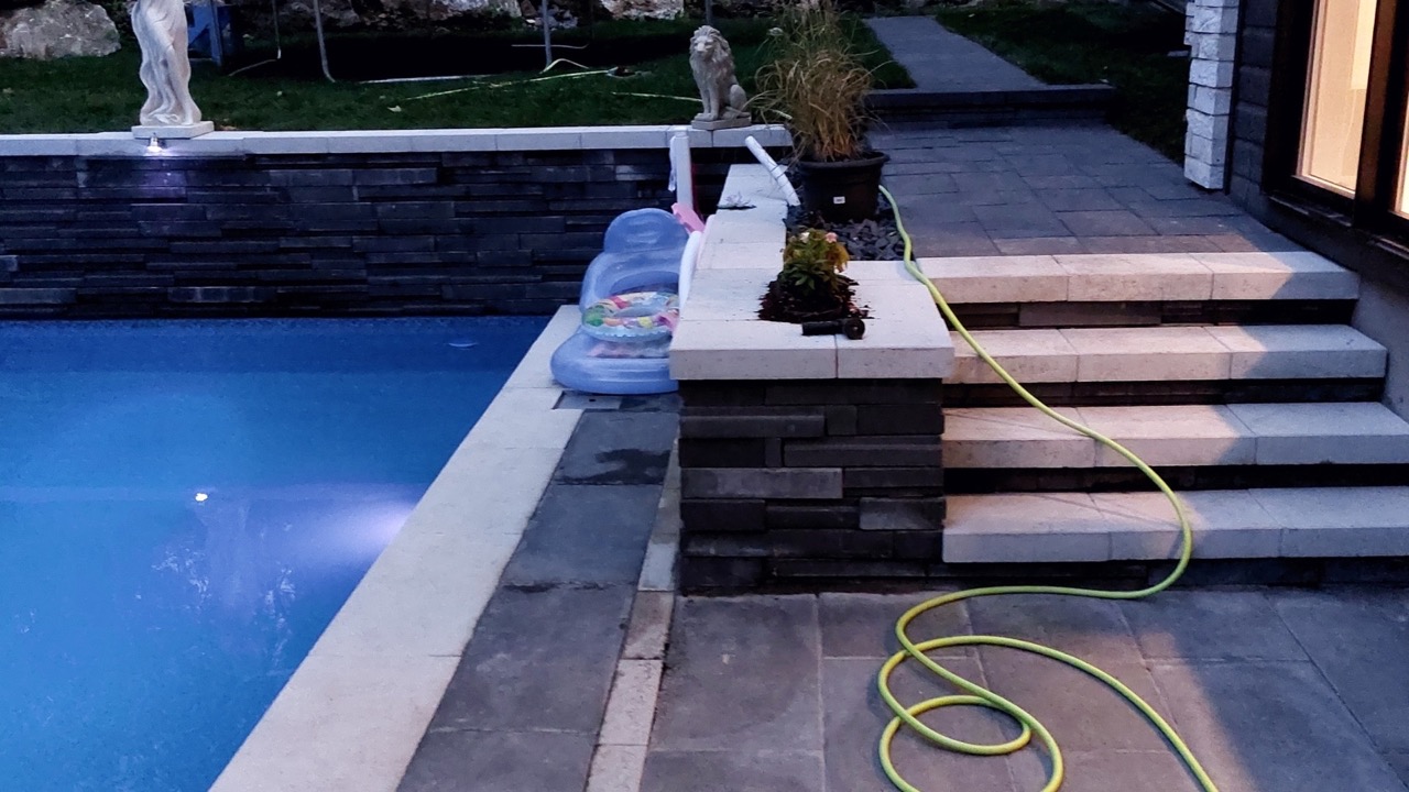 Mur de soutènement en pierre naturelle à Laval pour aménagement paysager extérieur