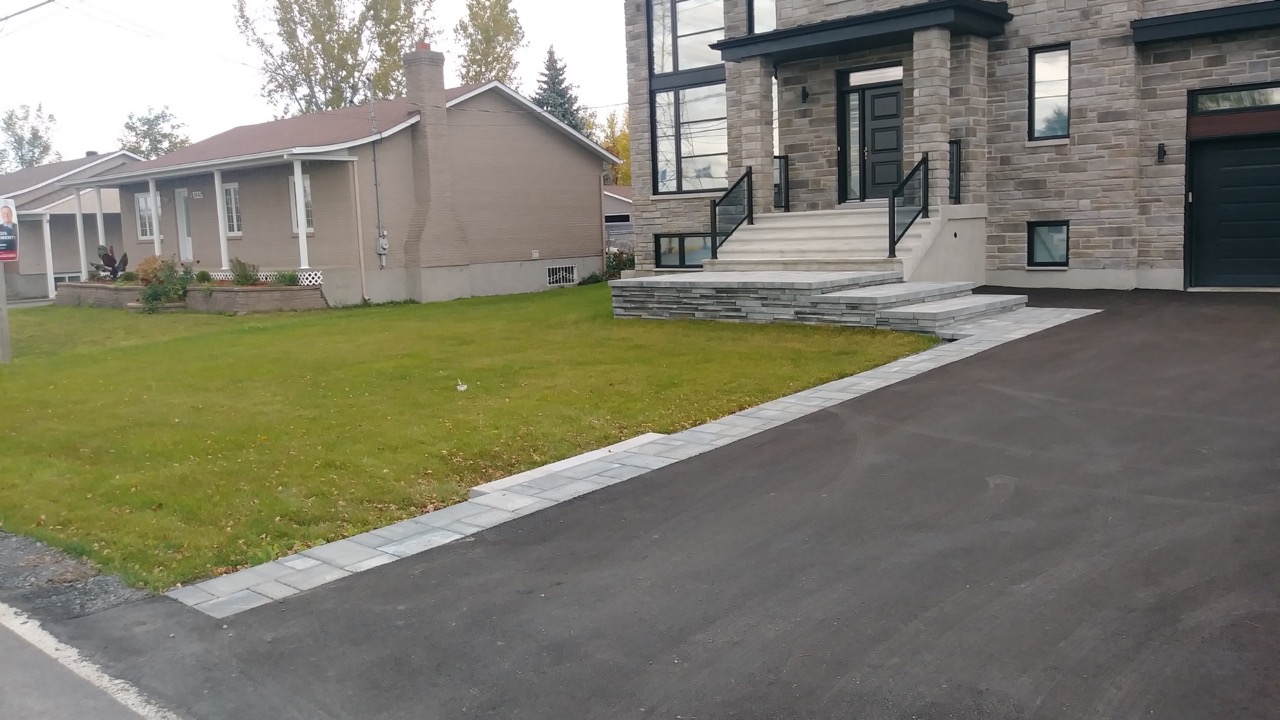 Entrée de voiture en pavé uni à Laval avec installation durable et design moderne