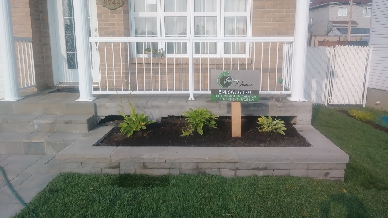 Allée en pavé uni à Saint-Eustache pour aménagement extérieur résidentiel