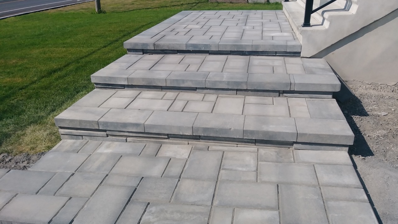 Stationnement en pavé uni à Terrebonne avec finition professionnelle extérieure