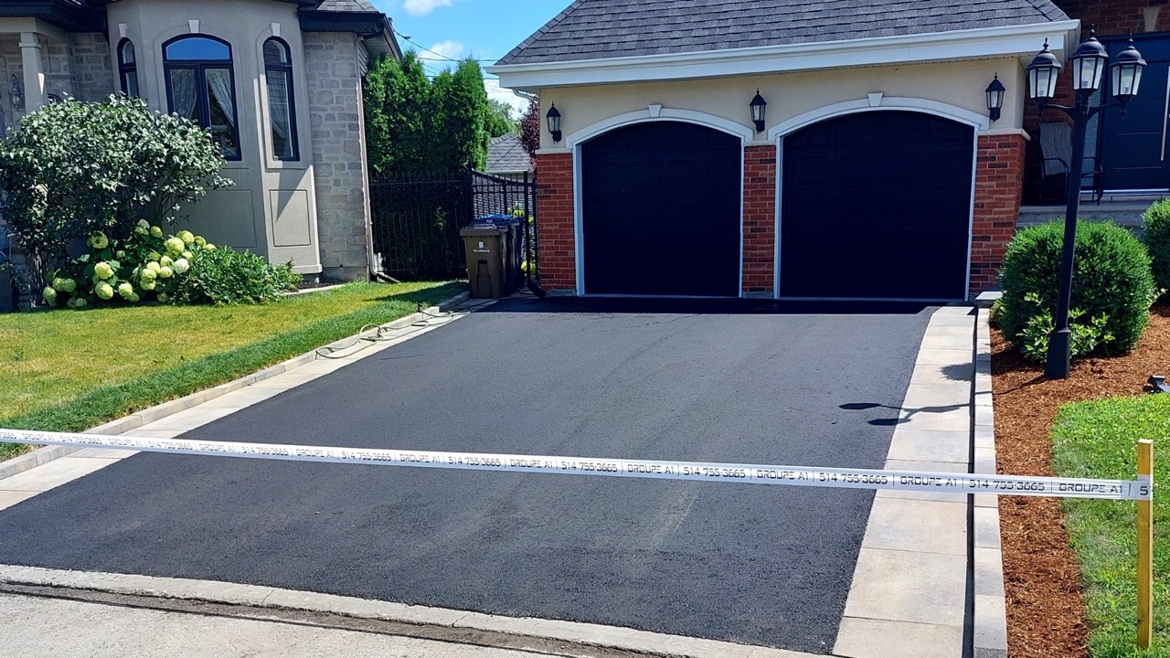 Pose de tourbe à Laval avec installation de gazon en plaque pour terrain résidentiel