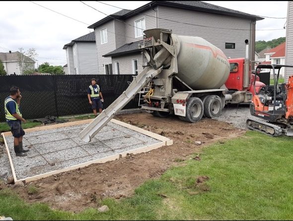 Coulage de dalle de béton pour aménagement extérieur résidentiel
