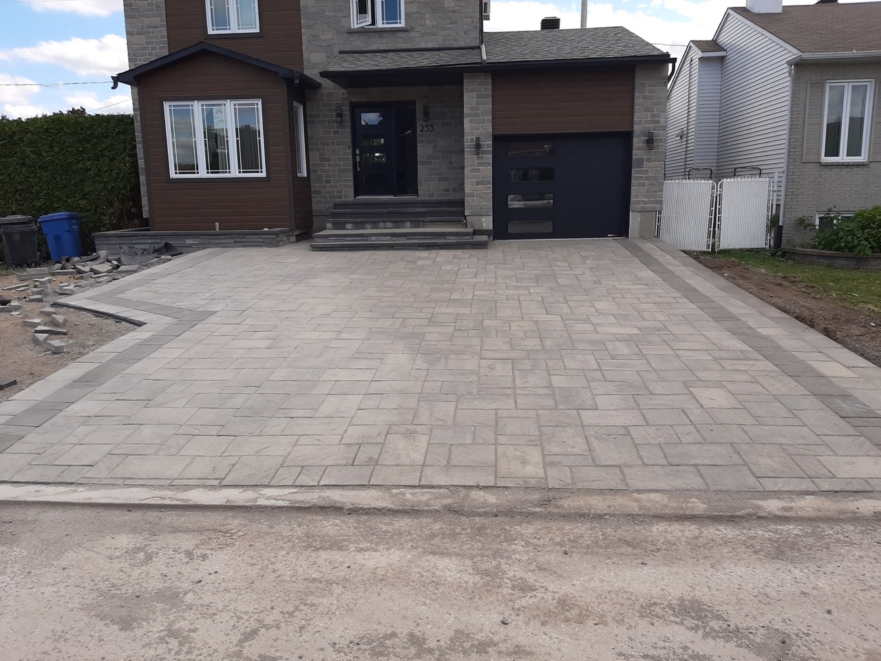 Installation de pavé uni à Laval pour terrasse extérieure durable et moderne