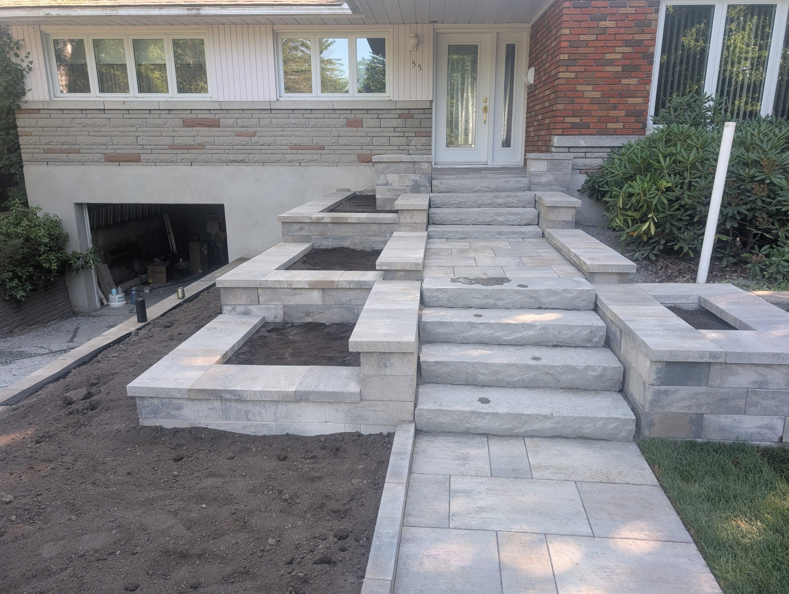 Escalier en pierre naturelle et pavé uni pour entrée résidentielle à Laval