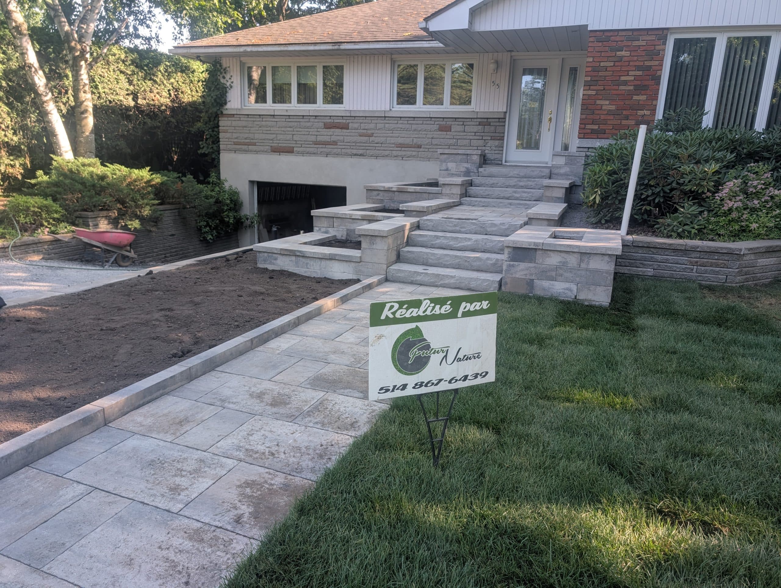 Aménagement paysager résidentiel à Laval avec pavé uni et escaliers en pierre