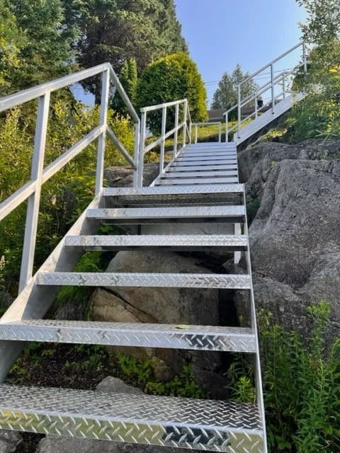 Mur de soutènement en pierre naturelle à Laval pour aménagement paysager extérieur