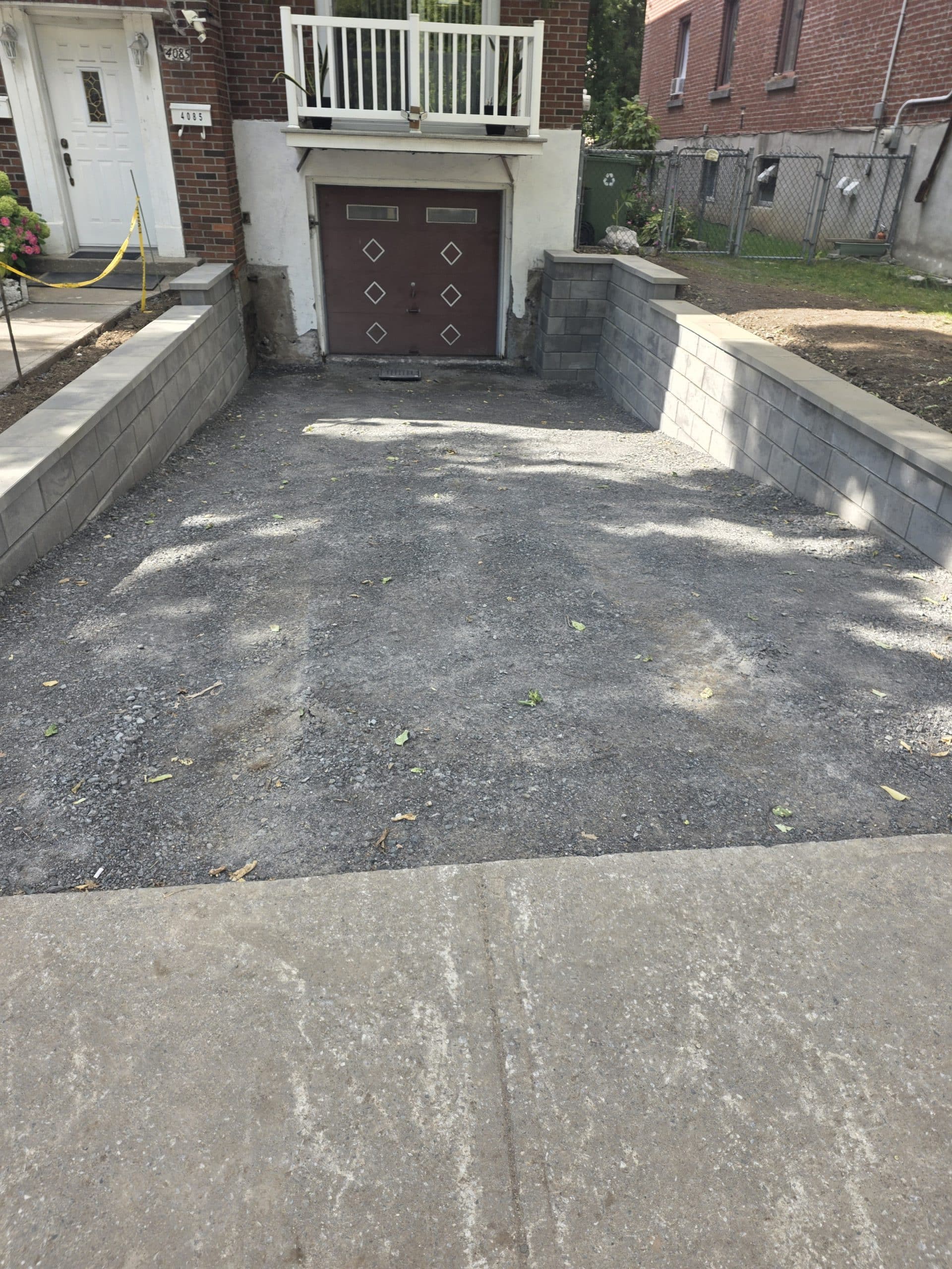 Entrée de voiture en pavé uni à Laval avec installation durable et design moderne